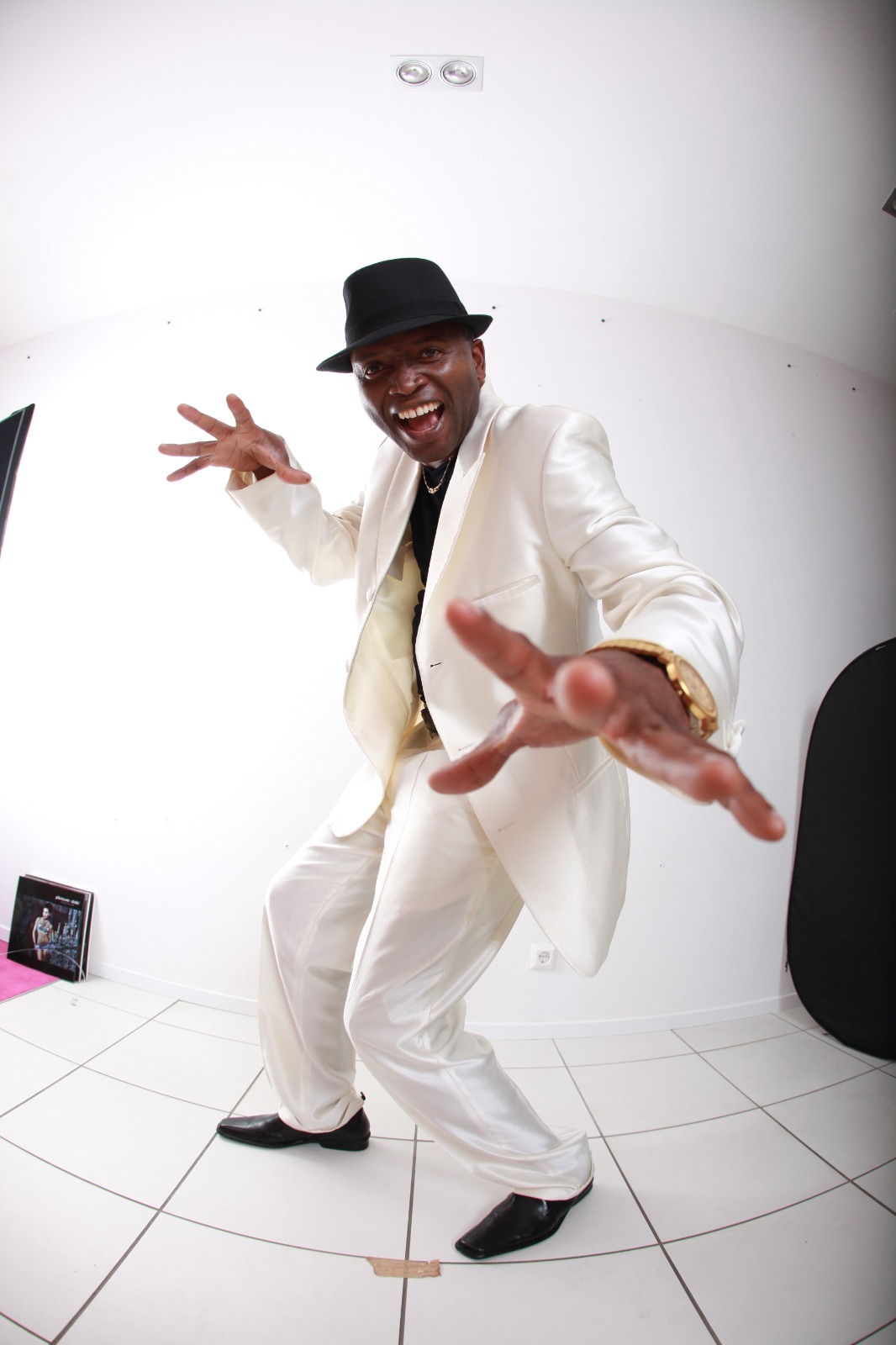 Mister Kibs dancing